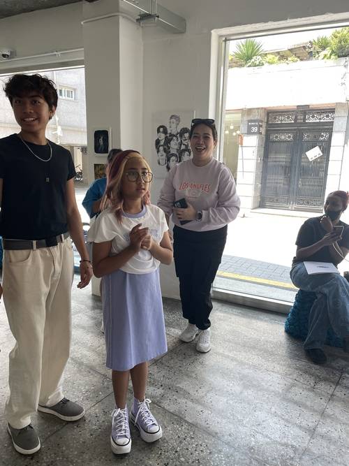 서울 성동구 택사서울에서 열리는 BTS팬아트 전시  ‘부재 속 존재: 챕터 2 BTS 아트’전시를 찾은 해외 아미가 작품을 감상하고 있다. 사진제공=25th Hour Collective