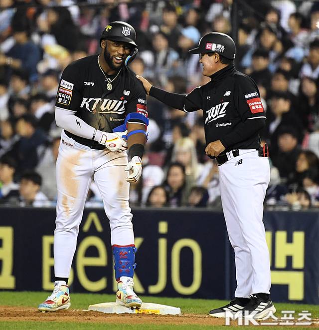 최강야구 감독을 맡을 예정인 이종범 코치(오른쪽). 사진=천정환 기자