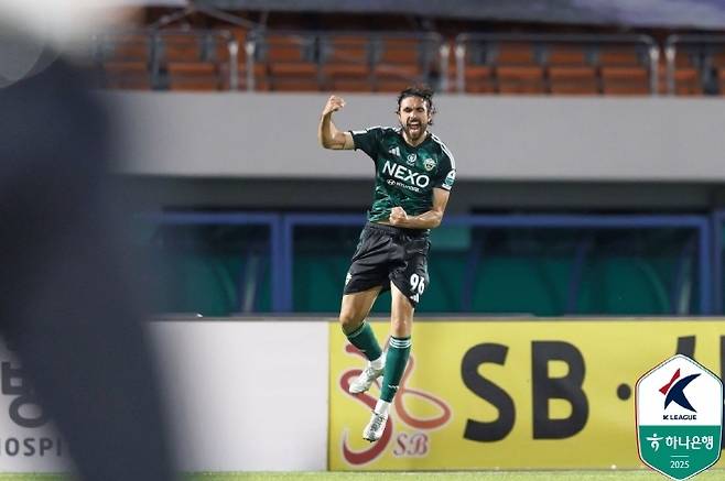 득점 후 기뻐하는 콤파뇨. 사진=한국프로축구연맹