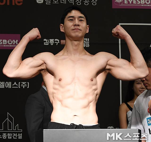 구독자 204만 먹방 유튜버 밴쯔가 2025년 6월 스위스그랜드호텔 서울컨벤션센터 로드FC 73 스페셜 이벤트 매치 공개 계체 촬영을 하고 있다. 사진(서울 홍은동)=천정환 기자