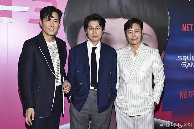 [뉴욕=AP/뉴시스] 황동혁(가운데) 감독이 배우 이정재, 이병헌과 함께 18일(현지 시간) 미국 뉴욕 플라자 호텔에서 열린 넷플릭스 시리즈 '오징어 게임' 시즌3(오겜3) 시사회에 참석해 포즈를 취하고 있다. 2025.06.19. /사진=민경찬