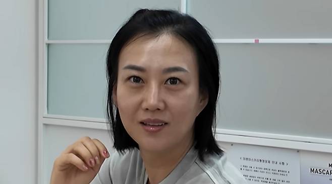 가수 장윤정이 속눈썹 펌 시술로 달라진 눈매에 만족감을 드러냈다./사진=유튜브 채널 '도장TV' 영상