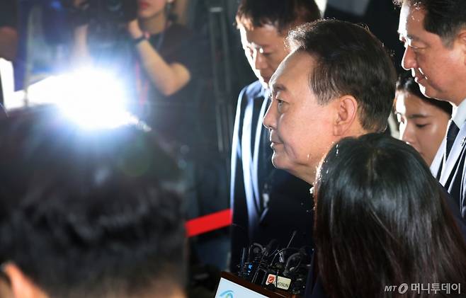 (서울=뉴스1) 김성진 기자 = 윤석열 전 대통령이 28일 오전 대면 조사를 받기 위해 서울 서초구 서울고검에 마련된 내란특검 사무실로 출석하고 있다. (공동취재) 2025.6.28/뉴스1  Copyright (C) 뉴스1. All rights reserved. 무단 전재 및 재배포,  AI학습 이용 금지. /사진=(서울=뉴스1) 김성진 기자