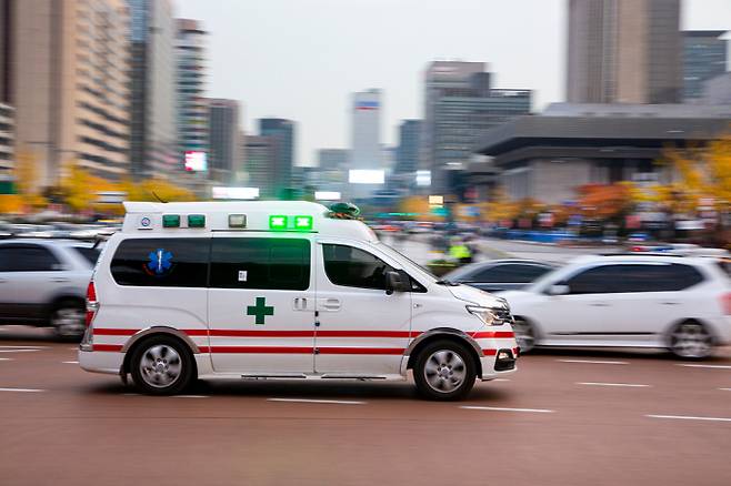 28일 오전 7시 55분쯤 광주 북구 문흥동 한 도로에서 시내버스가 횡단보도를 건너던 70대 여성을 들이받아 사망하는 사고가 발생했다.사진은 기사와 무관함. /사진=클립아트코리아