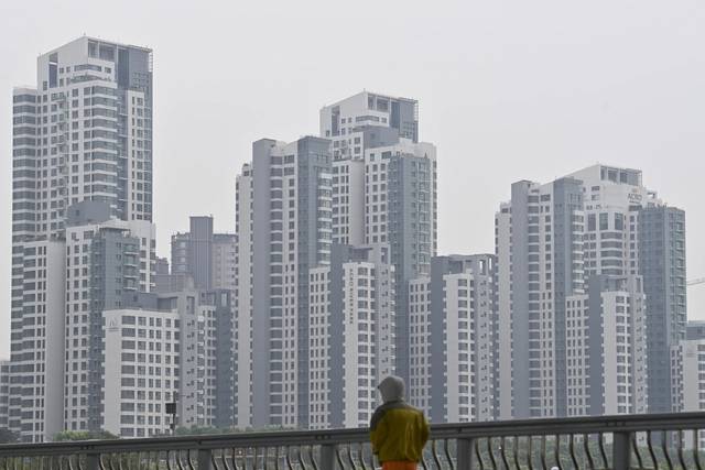 정부가 수도권·규제지역 내 1인 주담대 한도 6억 원 제한하고 2주택 이상 보유자에 대한 주담대 전면 금지하는 내용의 금융권 자율조치를 오는 28일부터 확대 시행할 예정인 가운데 27일 오전 서울 서초구 일대에 고층 아파트가 빼곡한 모습이다. 백동현 기자