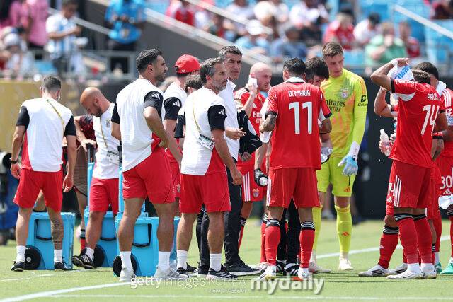 쿨링 브레이크에 휴식을 취하고 있는 선수들. /게티이미지코리아
