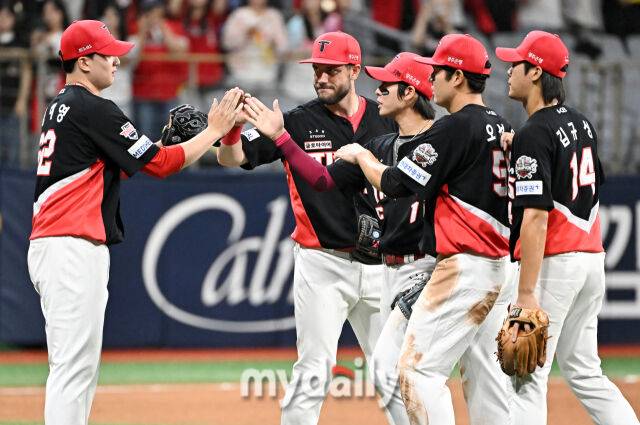 25일 오후 서울 고척동 고척스카이돔에서 진행된 '2025 프로야구 KBO리그' 키움히어로즈와 KIA타이거즈의 경기. 기아 선수들이 6-3으로 승리한 뒤 환호하고 있다./마이데일리