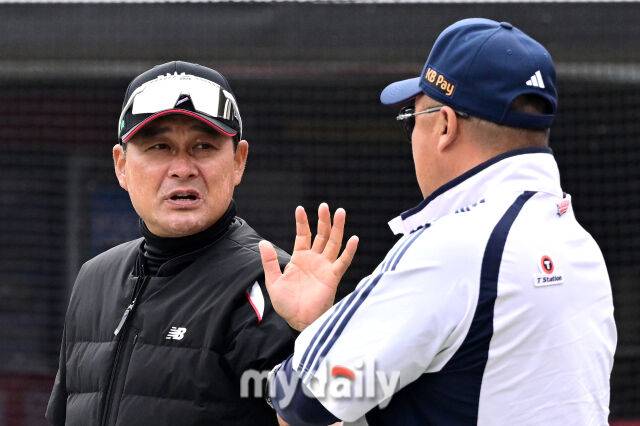 2025년 3월 25일 오후 경기도 수원KT위즈파크에서 '2025 신한 SOL뱅크 KBO 리그' 두산 베어스와 KT 위즈의 경기가 열렸다.경기 전 KT 이종범 코치가 두산 조인성 코치와 이야기를 나누고 있다./마이데일리