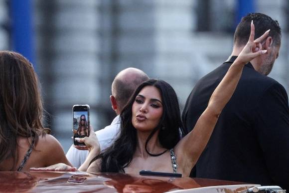 미국 대표 셀럽 킴 카다시안이 26일(현지시간) 이탈리아 베네치아에서 시작된 아마존 창업자 제프 베이조스와 로렌 산체스의 결혼식 전야 리셉션에 참석해 보트 위에서 포즈를 취하고 있다. [게티이미지]