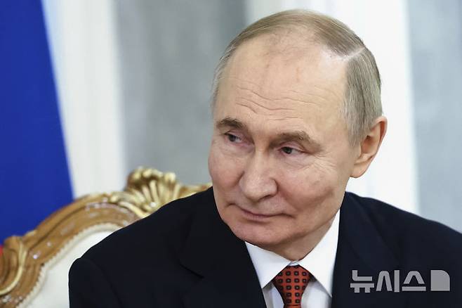 [민스크=AP/뉴시스]블라디미르 푸틴 러시아 대통령이 27일(현지 시간) 벨라루스 민스크에서 유라시아경제포럼을 계기로 아부다비 왕세자와 면담하고 있다. 2025.06.28.