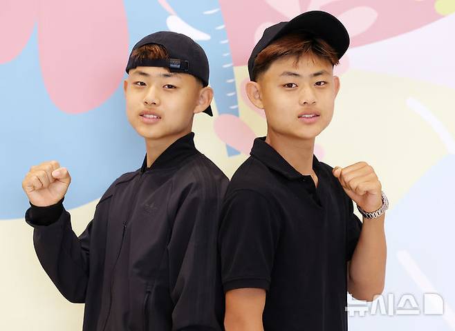 [인천공항=뉴시스] 이영환 기자 = FC 바르셀로나 유스팀에 입단한 쌍둥이 형제 이대한(오른쪽), 이민국이 지난 27일 오후 인천국제공항 제1여객터미널을 통해 귀국해 뉴시스와 인터뷰 전 포즈를 취하고 있다.  2025.06.28. 20hwan@newsis.com