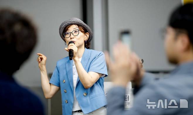 [제주=뉴시스] 우장호 기자 = 정도연 브로콜리 404 대표가 27일 오후 제주시 제주청년센터 5층 라운지에서 열린 '2025 제1회 청년 체인지메이커 아카데미'에서 '제주에서 시작하는 혁신-지역기반 창업과 문화기획'을 주제로 강연하고 있다. 세계유산축전과 제주올레걷기축제 등 다양한 제주 도내 문화행사를 기획·운영한 정 대표는 이번 강연을 통해 그동안 쌓은 경험을 바탕으로 청년들에게 지역문화를 기반으로 한 콘텐츠 창의력 향상과 기획·운영 노하우를 공유했다. 2025.06.27. woo1223@newsis.com