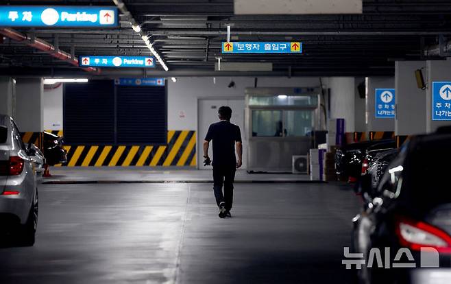[서울=뉴시스] 김진아 기자 = 윤석열 전 대통령 측이 내란 특검 조사 일정을 하루 앞둔 27일 지하주차장을 통해 서울고검 청사로 출입하겠다는 입장을 고수하고 있는 가운데, 특검과 윤 전 대통령 측이 협의에 나설지 주목된다.내란 특검팀(특별검사 조은석)은 전날 윤 전 대통령 측이 지하주차장을 통한 비공개 출입이 이뤄지지 않으면 불출석하겠단 의견서를 제출했다고 밝혔다. 이에 특검은 "전두환, 노태우, 이명박, 박근혜, 노무현 (전직 대통령) 어느 누구도 지하주차장을 통해 들어온 적이 없다"고 강조했다. 사진은 27일 서초구 서울고등검찰청 지하주차장. 2025.06.27. bluesoda@newsis.com