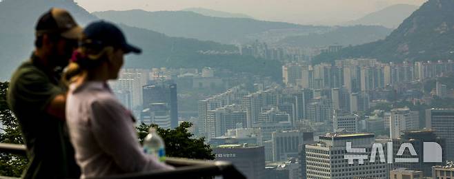 [서울=뉴시스] 정병혁 기자 = 27일 서울 중구 남산에서 서울시내 아파트가 보이고 있다. 정부가 오는 28일부터 수도권·규제지역 내 주택담보대출(주담대) 최대한도를 6억원으로 제한한다. 생애 최초 주택구입 목적 주택담보대출 주택담보인정비율(LTV)도 현행 80%에서 70%로 강화한다. 정부는 긴급 가계부채 점검회의를 열고 가계대출 총량관리목표 50% 감축, 수도권·규제지역 추가 주택구입 목적 주담대 금지, 수도권·규제지역 주담대 한도 6억원 제한, 수도권·규제지역 생애최초 LTV 80%→70% 강화 및 6개월 내 전입의무 등 수도권에 집중된 가계부채 관리방안을 확정했다. 2025.06.27. jhope@newsis.com