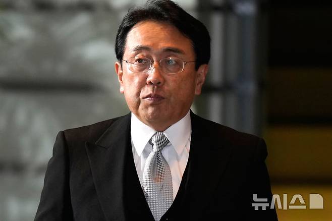 [도쿄=AP/뉴시스]﻿﻿미국과 일본이 27일(현지 시간) 워싱턴에서 열린 제7차 관세협상에서 주요 현안을 놓고 의견을 교환하고, 실질적 합의를 도출하기 위해 향후 적극적인 협상을 이어가기로 했다. 사진은 지난해 10월 1일 아카자와 료세이 경제재정·재생상이 도쿄 총리 관저에 들어서는 모습. 2025.06.28