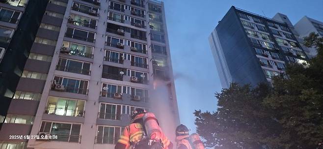 [대구=뉴시스] 대구 지산동 아파트 화재. (사진=대구소방본부 제공) 2025.06.28. photo@newsis.com *재판매 및 DB 금지