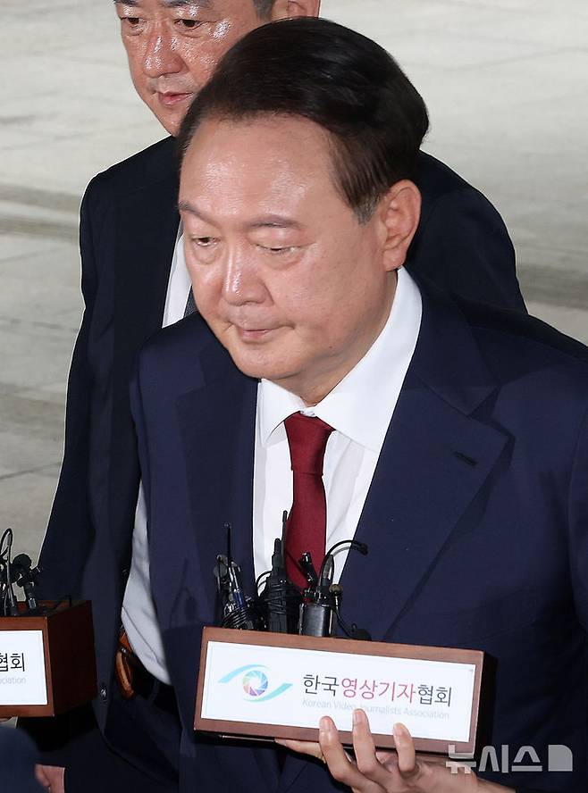 [서울=뉴시스] 이영환 기자 = 윤석열 전 대통령이 28일 오전 대면 조사를 받기 위해 서울 서초구 서울고검에 마련된 내란특검 사무실로 출석하고 있다. (공동취재) 2025.06.28. photo@newsis.com