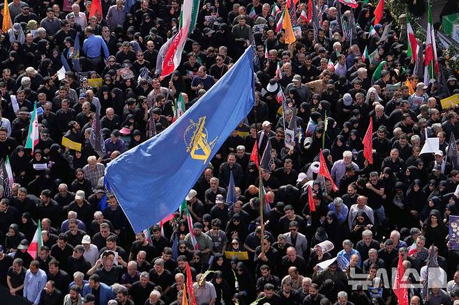 [테헤란=AP/뉴시스] 28일 이란 테헤란에서 거행된 이스라엘 공습으로 사망한 군 지휘관과 핵 과학자 장례식이 많은 시민이 모여있다. 2025.06.28.