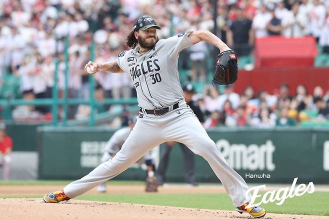 [서울=뉴시스] 프로야구 한화 이글스 코디 폰세가 28일 인천 SSG랜더스필드에서 열린 2025 신한 쏠뱅크 KBO리그 SSG 랜더스와의 경기에서 선발 등판해 공을 던지고 있다. (사진=한화 이글스 제공) 2025.06.28. *재판매 및 DB 금지