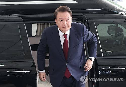 포토라인 선 윤석열 전 대통령 (서울=연합뉴스) 서명곤 기자 = 윤석열 전 대통령이 28일 피의자 신분으로 내란특검 조사를 받기 위해 서울 서초구 서울고검 청사로 출석하고 있다. 2025.6.28 [공동취재] seephoto@yna.co.kr