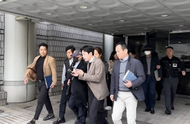 지난해 영장심사 후 법원 나서는 '36주 낙태' 사건 병원장과 집도의. 연합뉴스