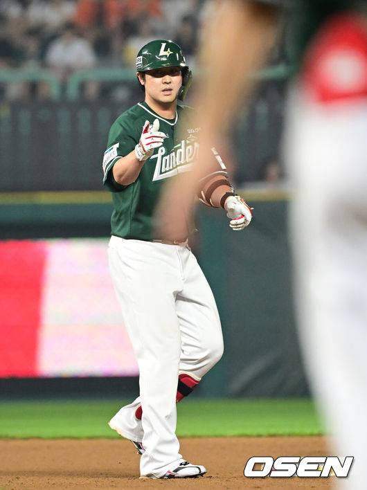 [OSEN=인천, 김성락 기자] 27일 인천 SSG랜더스필드에서 ‘2025 신한은행 SOL Bank KBO리그’ SSG 랜더스와 한화 이글스의 경기가 열렸다.이날 SSG는 문승원,한화는 엄상백을 선발로 내세웠다. &nbsp;8회말 2사 슥 최정이 2루타를 날린 뒤 세리머니를 하고 있다. 2025.06.27 / ksl0919@osen.co.kr