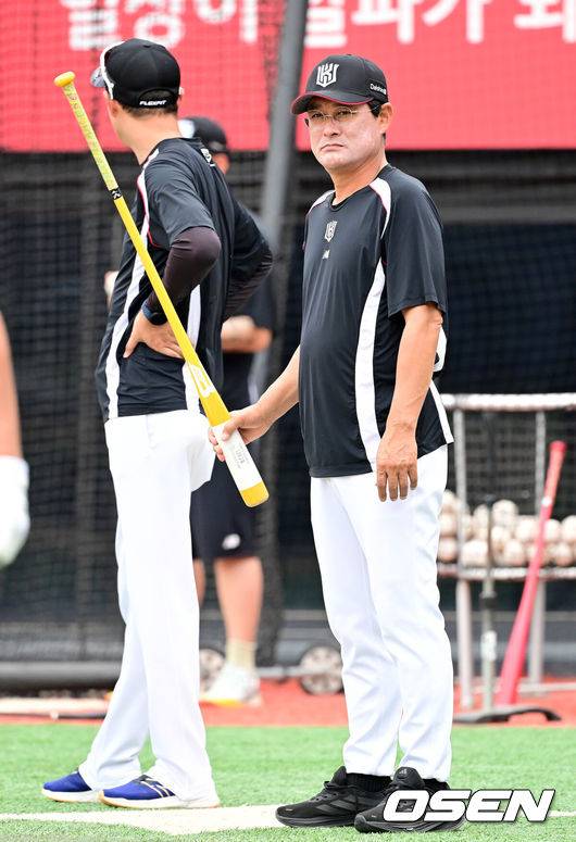 [OSEN=수원, 김성락 기자] 24일 오후 수원 KT위즈파크에서 2025 신한 SOL Bank KBO리그 KT 위즈와 LG 트윈스의 경기가 열렸다.KT는 헤이수스, 엘지는 치리노스를 선발투수로 내세웠다경기 시작에 앞서 KT 이종범 코치가 선수들의 훈련을 지켜보고 있다. 2025.06.24 / ksl0919@osen.co.kr