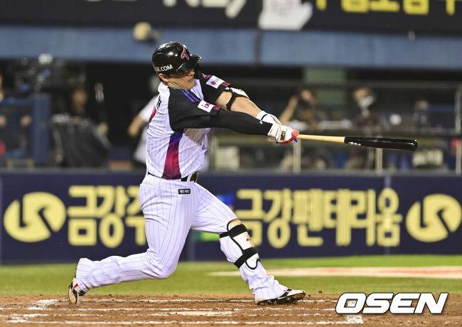 [OSEN=잠실, 박준형 기자] 27일 오후 서울 잠실구장에서 ‘2025 신한 SOL BANK KBO리그’ LG 트윈스와 KIA 타이거즈의 경기가 진행됐다.이날 LG는 손주영을, KIA는 양현종을 선발투수로 내세웠다.6회말 2사 1,3루 LG 박동원이 역전 3점 홈런을 날리고 있다.   2025.06.27 /soul1014@osen.co.kr