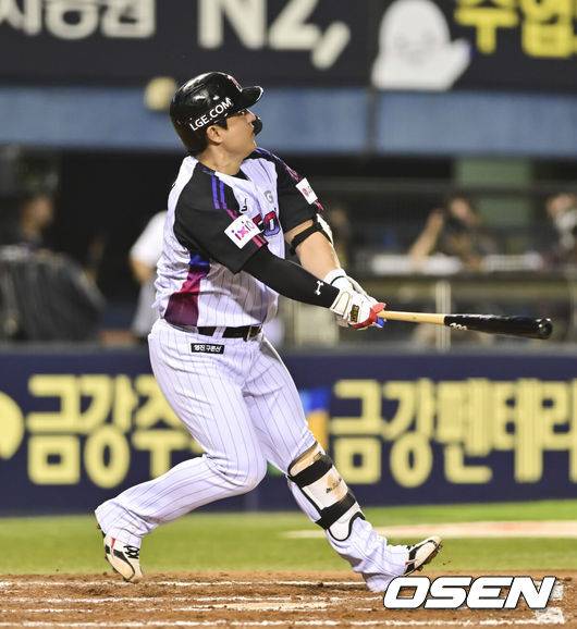 [OSEN=잠실, 박준형 기자] 27일 오후 서울 잠실구장에서 ‘2025 신한 SOL BANK KBO리그’ LG 트윈스와 KIA 타이거즈의 경기가 진행됐다.이날 LG는 손주영을, KIA는 양현종을 선발투수로 내세웠다.6회말 2사 1,3루 LG 박동원이 역전 3점 홈런을 날리고 있다.   2025.06.27 /soul1014@osen.co.kr