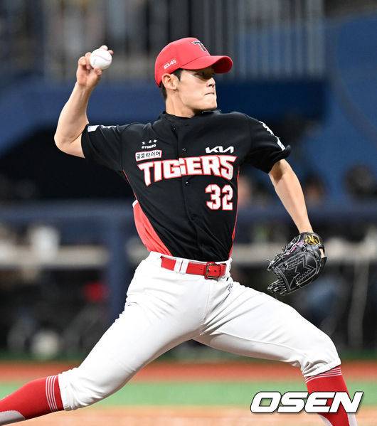 [OSEN=고척, 이대선 기자] 26일 오후 서울 고척스카이돔에서 2025 신한 SOL Bank KBO리그 키움 히어로즈와 KIA 타이거즈의 경기가 열렸다.키움은 하영민, KIA는 김건국을 선발 투수로 내세웠다.10회말 무사에서 KIA 김현수가 역투하고 있다. 2025.06.26 /sunday@osen.co.kr