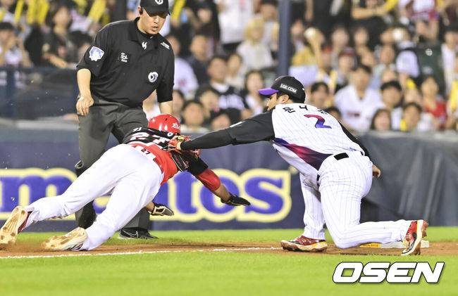 [OSEN=잠실, 박준형 기자] 27일 오후 서울 잠실구장에서 ‘2025 신한 SOL BANK KBO리그’ LG 트윈스와 KIA 타이거즈의 경기가 진행됐다.이날 LG는 손주영을, KIA는 양현종을 선발투수로 내세웠다.7회초 1사 1,3루 KIA 최원준의 내야땅볼때 3루 주자 김호령이 협살에 걸려 아웃되고 있다.   2025.06.27 /soul1014@osen.co.kr