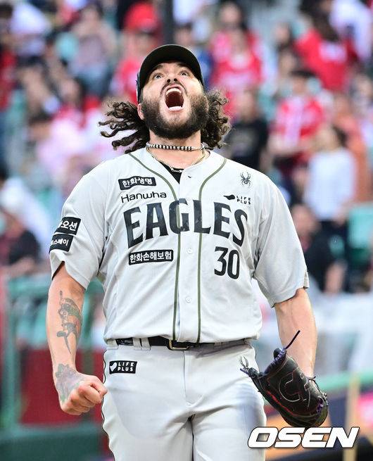 [OSEN=인천, 김성락 기자] 28일 인천 SSG랜더스필드에서 ‘2025 신한은행 SOL Bank KBO리그’ SSG 랜더스와 한화 이글스의 경기가 열렸다.이날 SSG는 앤더슨,한화는 폰세를 선발로 내세웠다. &nbsp;7회말 1사 1루 한화 투수 폰세가 SSG 정준재를 병살타로 처리한 뒤 포효하고 있다. 2025.06.28 / ksl0919@osen.co.kr