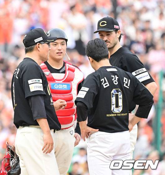 [OSEN=인천, 김성락 기자] 28일 인천 SSG랜더스필드에서 ‘2025 신한은행 SOL Bank KBO리그’ SSG 랜더스와 한화 이글스의 경기가 열렸다.이날 SSG는 앤더슨,한화는 폰세를 선발로 내세웠다. &nbsp;6회초 1사 2루 마운드를 방문한 SSG 이숭용 감독이 투수 앤더슨과 이야기를 나누고 있다. 2025.06.28 / ksl0919@osen.co.kr