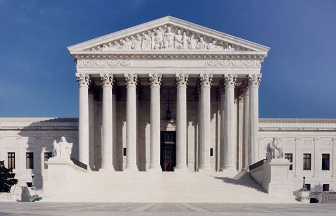 미국 수도 워싱턴에 있는 연방대법원 청사. 도널드 트럼프 대통령 첫 임기 도중인 2020년 보수 6 대 진보 3의 보수 절대 우위 구도가 확립된 이래 현재까지 그대로 이어지고 있다. 세계일보 자료사진