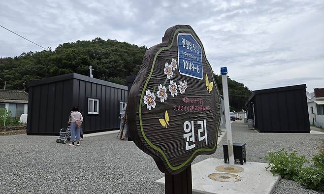 27일&nbsp;안동시 일직면 원리에 설치된 산불 이재민 임시 주거용 주택 단지에서 주민이 이야기를 나누고 있다.