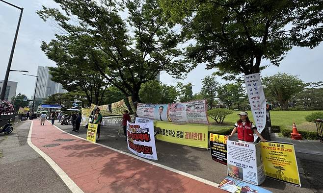 대통령실 인근 전쟁기념관 앞에서 1인시위 하는 시민들. 연합뉴스