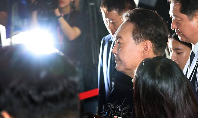 윤석열 전 대통령이 28일 오전 내란 특검(특별검사 조은석)의 첫 대면 조사를 받기 위해 서울 서초구 서울고검에 마련된 특검 사무실로 출석하고 있다. 뉴스1