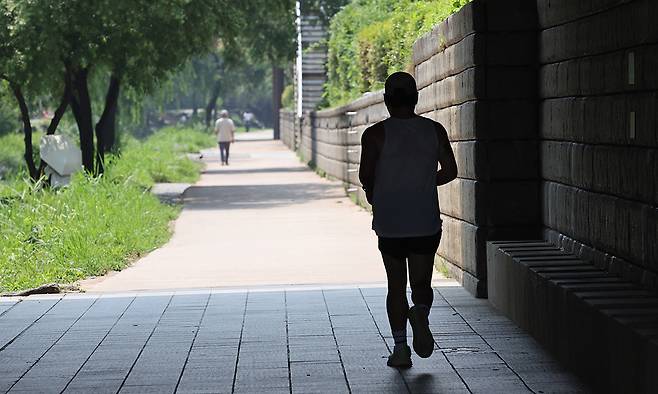 한 시민이 청계천 산책길을 달리고 있다.