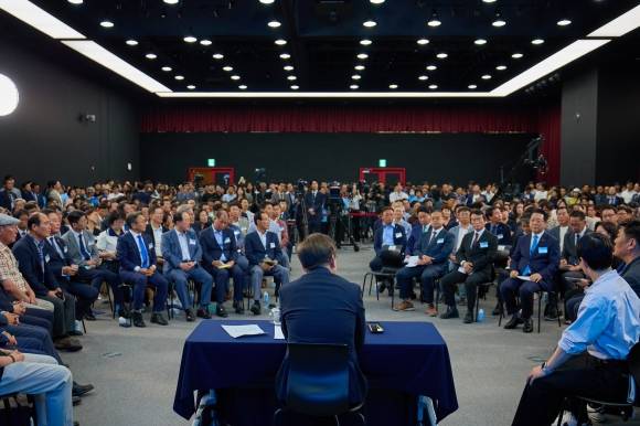 호남 목소리 경청하는 이재명 대통령 - 이재명 대통령이 25일 광주 국립아시아문화전당에서 광주시민·전남도민과 타운홀미팅을 하고 있다. 2025.06.25. 대통령실 제공