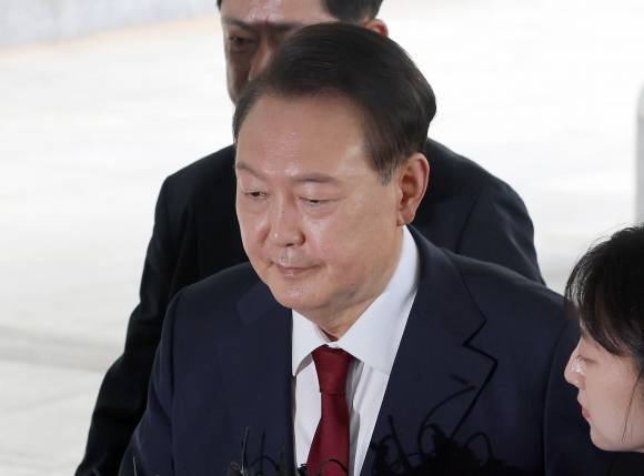 굳은 표정의 윤석열 전 대통령 - 윤석열 전 대통령이 28일 오전 대면 조사를 받기 위해 서울 서초구 서울고검에 마련된 내란특검 사무실로 출석하고 있다. 뉴시스