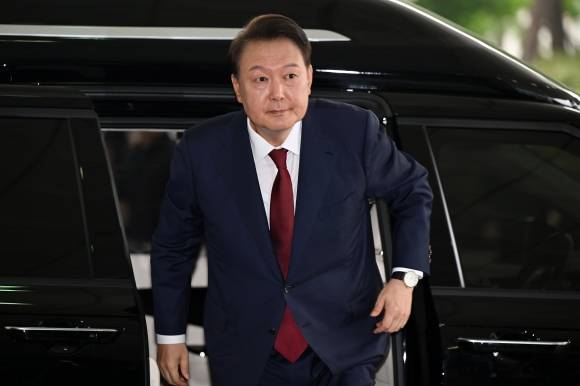 윤석열 전 대통령이 28일 오전 대면 조사를 받기 위해 서울 서초구 서울고검에 마련된 내란특검 사무실로 출석하고 있다. (공동취재) 2025.06.28. 뉴시스