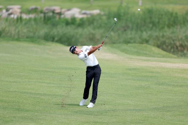 군산CC 오픈 2라운드 1번 홀에서 아이언 샷하는 옥태훈. 사진 제공=KPGA