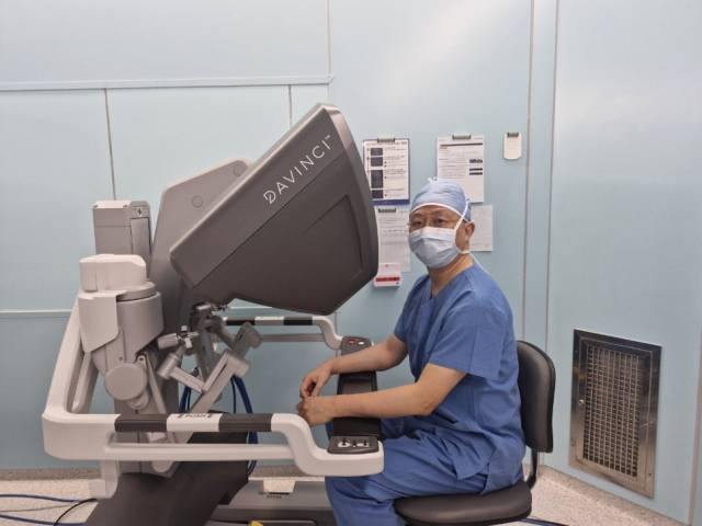 김용진 에이치플러스양지병원 비만당뇨수술센터장이 고도비만 환자 수술을 위한 로봇에 앉아 포즈를 취하고 있다. 사진 제공=양지병원