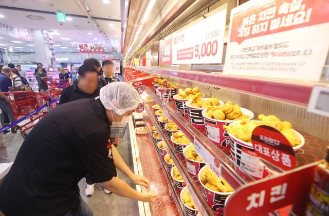 서울 중구 롯데마트 제타플렉스 서울역점에서 시민들이 ‘통큰치킨’을 구매하고 있다. 연합뉴스
