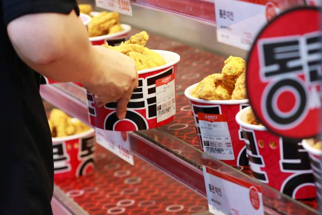 서울 중구 롯데마트 제타플렉스 서울역점에서 통큰치킨이 판매되고 있다. 연합뉴스