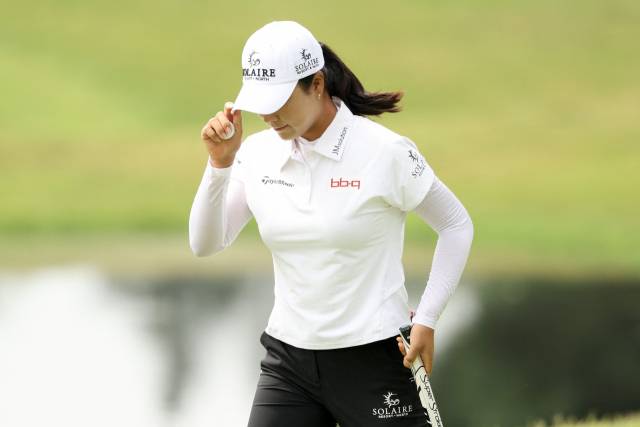 갤러리에게 인사하고 있는 윤이나. 사진 제공=AFP연합뉴스