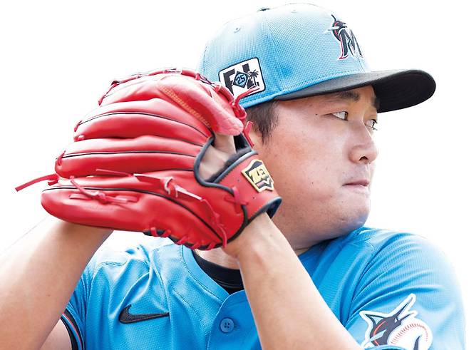 마이애미 말린스 투수 고우석이 2월17일 플로리다 주피터에서 열린 첫 번째 전체 선수단 스프링 트레이닝 훈련에서 공을 던지고 있다. ⓒAP연합