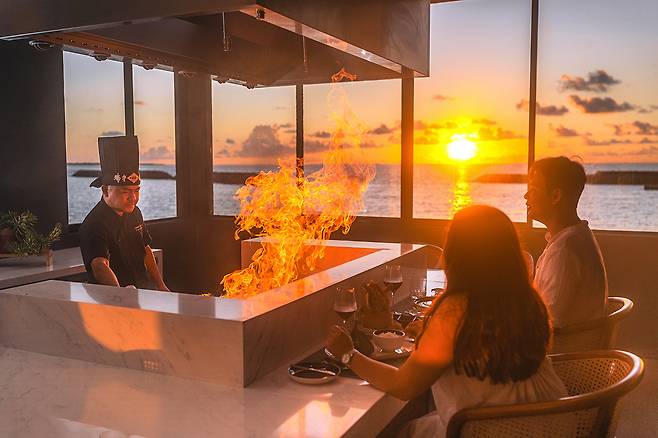 퍼포먼스와 함께 철판요리를 선보이는 마디바루 데판야끼. 사진제공|팜투어