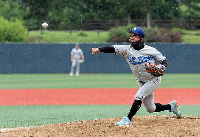 이알코리아 선발투수 배성현이 28일 강원도 인제야구장에서 열린 인제군 1박2일 야구 MOJ드래곤즈전에서 역투하고 있다. 인제 | 김만석 선임기자