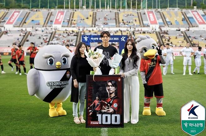 ▲ 신평중, 신평고를 졸업하고 2020년 수원 삼성에서 프로 생활을 시작한 이강희가 데뷔 5년 만에 유럽 진출에 성공했다. 2023년부터 경남FC에서 뛰며 잠재력을 발휘한 이강희는 오스트리아 명문 아우스트리아 빈의 눈에 들어 4년 계약을 체결했다. ⓒ한국프로축구연맹